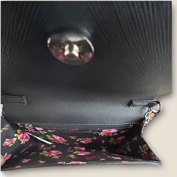Betsey Johnson Crossbody Bag On Chain Black Clutch Pcckets Card Holders Logo - Picture 11 of 12